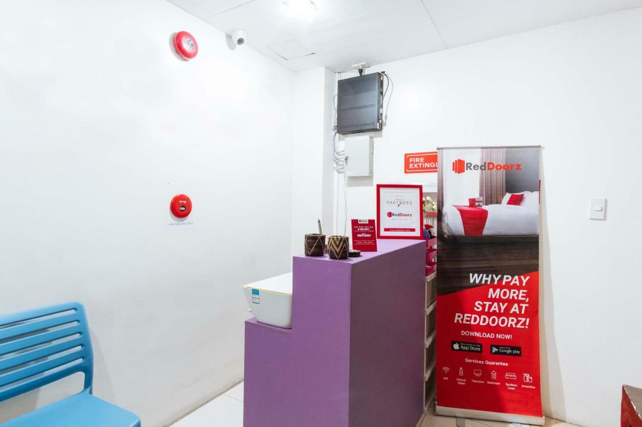 Reddoorz Near Robinsons Place Манила Экстерьер фото