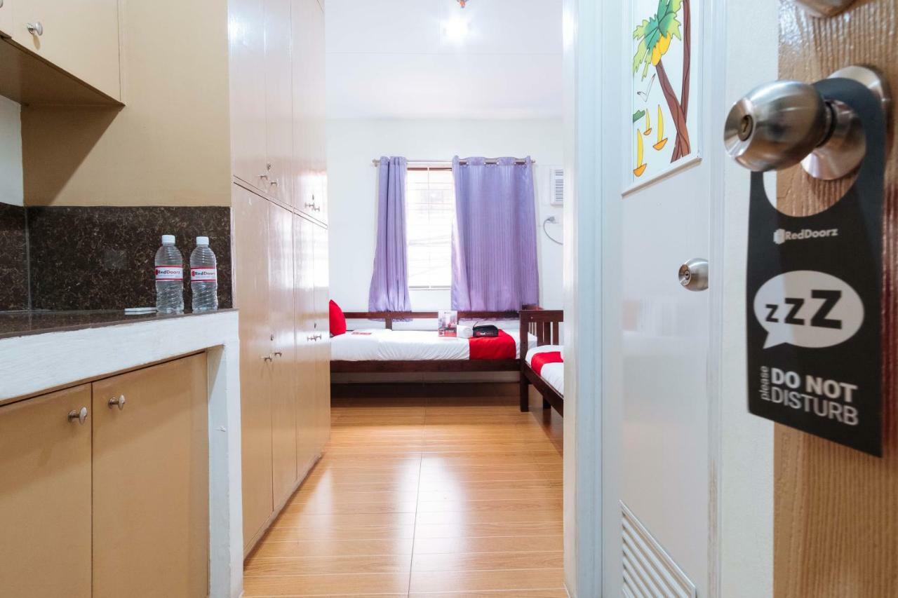 Reddoorz Near Robinsons Place Манила Экстерьер фото