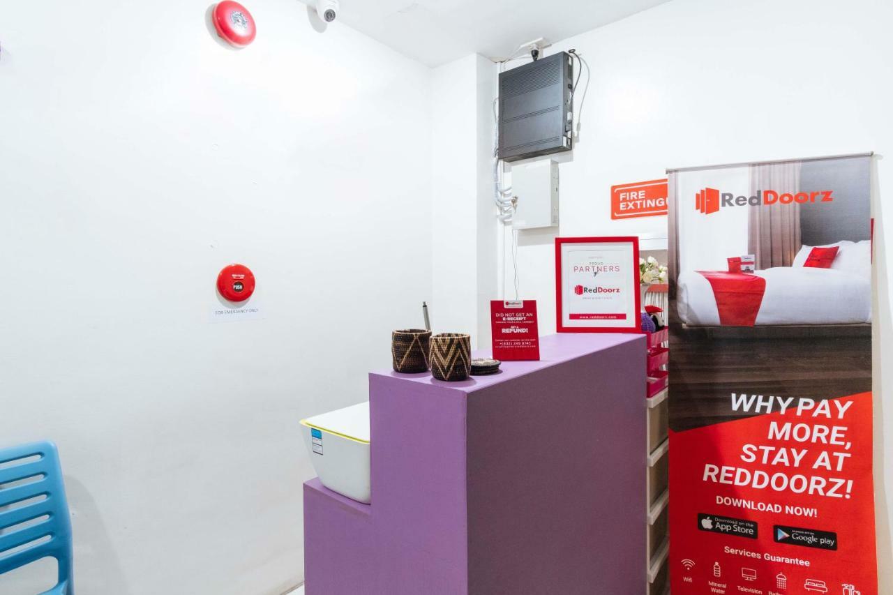 Reddoorz Near Robinsons Place Манила Экстерьер фото