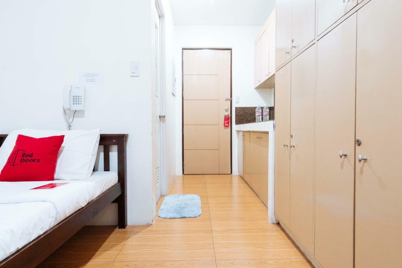 Reddoorz Near Robinsons Place Манила Экстерьер фото