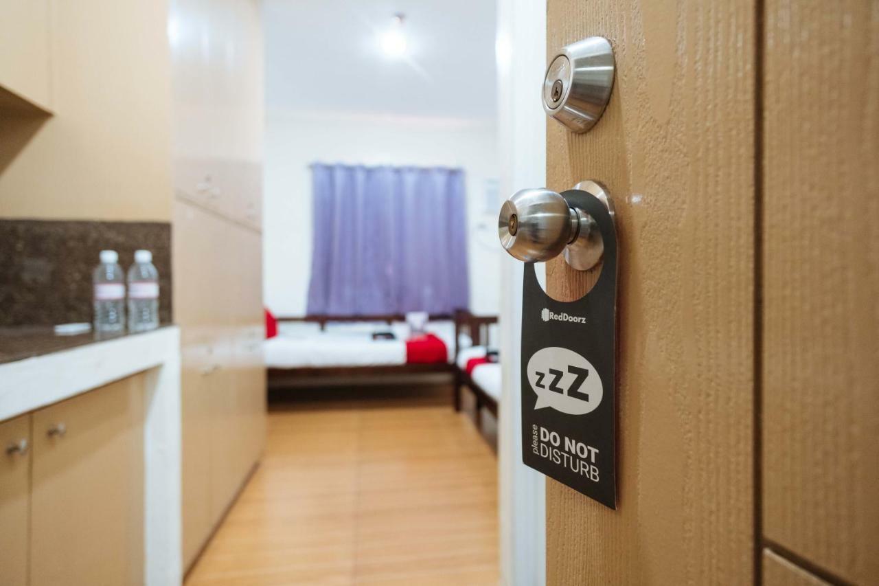 Reddoorz Near Robinsons Place Манила Экстерьер фото